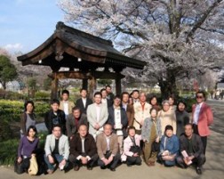 実相寺山門にて